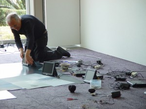 Rolf-Julius-setting-up-the-exhibition-Noiseless-at-the-National-Museum-of-Modern-Art-in-Kyoto-in