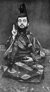 Maurice Guibert Henri de Toulouse-Lautrec habillé en kimono, 1892 Photographie - source Bnf
