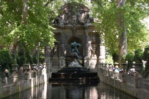 Paris_Vacations-Fontaine_de_Medicis,_Jardin_du_Luxembourg